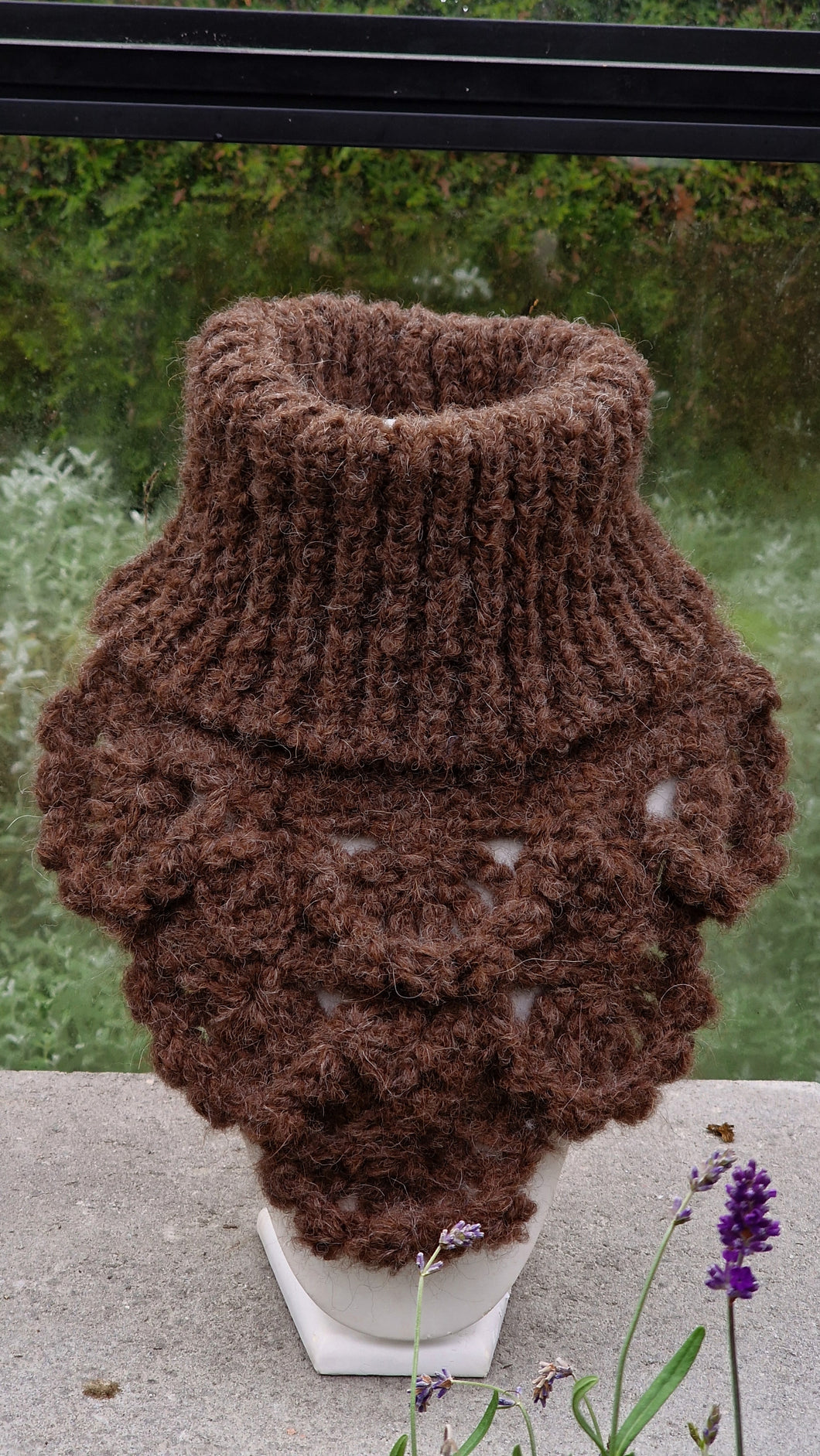 Hals strikket og heklet i alpakkagarn