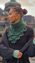 Last inn bildet i Galleri-visningsprogrammet, Hals strikket og heklet i alpakkagarn

