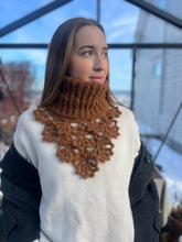 Last inn bildet i Galleri-visningsprogrammet, Hals strikket og heklet i alpakkagarn
